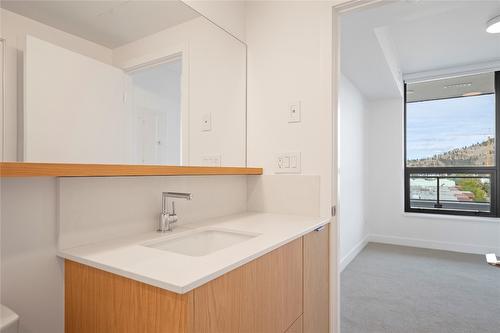 609-1488 Bertram Street, Kelowna, BC - Indoor Photo Showing Bathroom