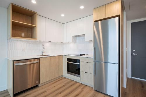 609-1488 Bertram Street, Kelowna, BC - Indoor Photo Showing Kitchen With Upgraded Kitchen