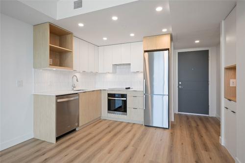 609-1488 Bertram Street, Kelowna, BC - Indoor Photo Showing Kitchen With Upgraded Kitchen