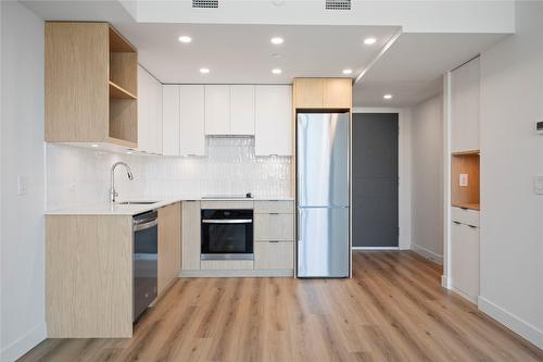 609-1488 Bertram Street, Kelowna, BC - Indoor Photo Showing Kitchen With Upgraded Kitchen