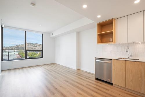 609-1488 Bertram Street, Kelowna, BC - Indoor Photo Showing Kitchen