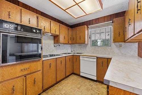 2983 Conlin Court, Kelowna, BC - Indoor Photo Showing Kitchen