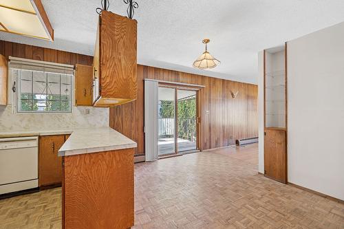 2983 Conlin Court, Kelowna, BC - Indoor Photo Showing Kitchen