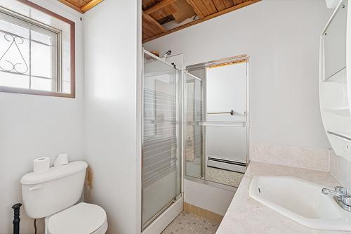 2983 Conlin Court, Kelowna, BC - Indoor Photo Showing Bathroom