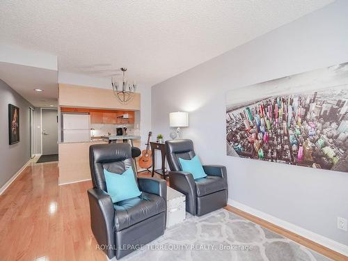 221-230 Queens Quay W, Toronto, ON - Indoor Photo Showing Living Room