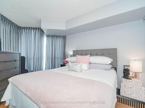 221-230 Queens Quay W, Toronto, ON - Indoor Photo Showing Bedroom