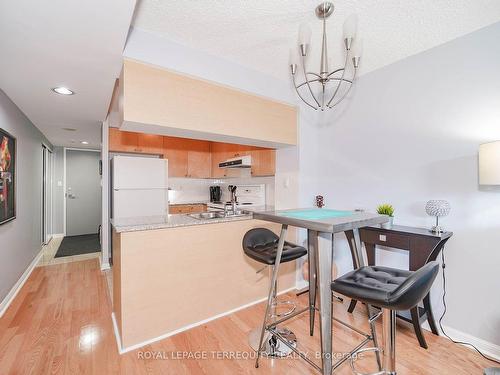 221-230 Queens Quay W, Toronto, ON - Indoor Photo Showing Kitchen