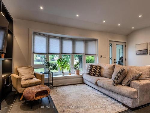 26 Vanderbrent Cres, Toronto, ON - Indoor Photo Showing Living Room