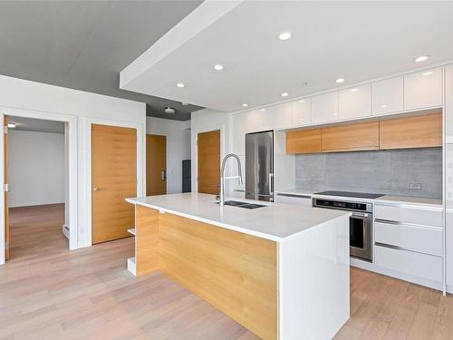 1012-989 Johnson St, Victoria, BC - Indoor Photo Showing Kitchen With Double Sink With Upgraded Kitchen