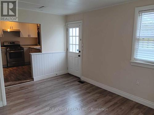 21 Queens Place, London, ON - Indoor Photo Showing Kitchen