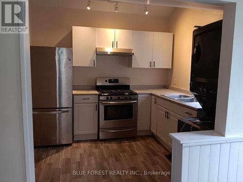 21 Queens Place, London, ON - Indoor Photo Showing Kitchen With Double Sink