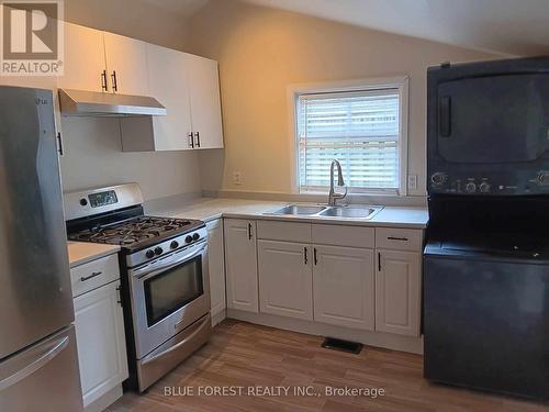 21 Queens Place, London, ON - Indoor Photo Showing Kitchen With Double Sink