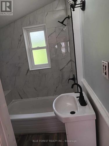 21 Queens Place, London, ON - Indoor Photo Showing Bathroom