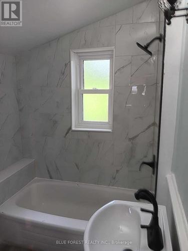 21 Queens Place, London, ON - Indoor Photo Showing Bathroom