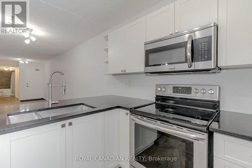 211 - 2055 Appleby Line, Burlington, ON - Indoor Photo Showing Kitchen