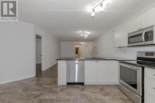 211 - 2055 Appleby Line, Burlington, ON - Indoor Photo Showing Kitchen