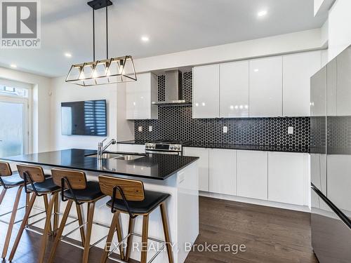 328 Thimbleweed Court, Milton, ON - Indoor Photo Showing Kitchen With Upgraded Kitchen