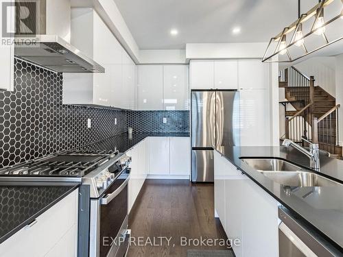 328 Thimbleweed Court, Milton, ON - Indoor Photo Showing Kitchen With Double Sink With Upgraded Kitchen