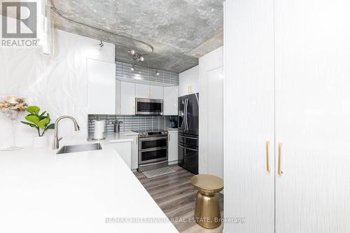 502 - 50 Disera Drive, Vaughan, ON - Indoor Photo Showing Kitchen With Upgraded Kitchen