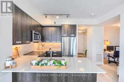 3014 - 35 Watergarden Drive, Mississauga, ON - Indoor Photo Showing Kitchen With Upgraded Kitchen