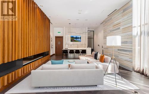 610 - 7895 Jane Street, Vaughan, ON - Indoor Photo Showing Living Room