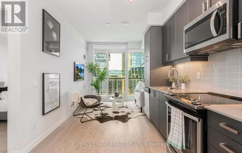 610 - 7895 Jane Street, Vaughan, ON - Indoor Photo Showing Kitchen With Upgraded Kitchen