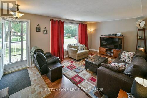 566 Dewan Street, Strathroy-Caradoc (Ne), ON - Indoor Photo Showing Living Room