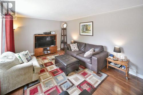 566 Dewan Street, Strathroy-Caradoc (Ne), ON - Indoor Photo Showing Living Room