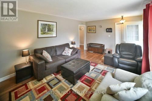 566 Dewan Street, Strathroy-Caradoc (Ne), ON - Indoor Photo Showing Living Room