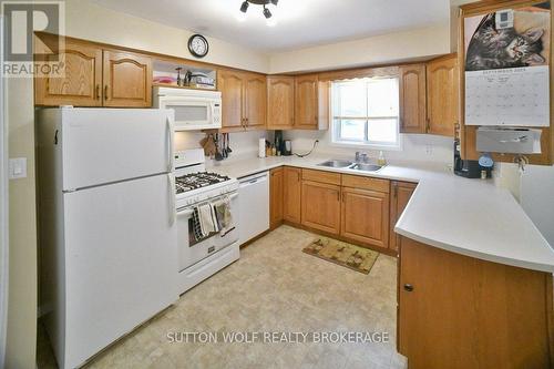 566 Dewan Street, Strathroy-Caradoc (Ne), ON - Indoor Photo Showing Kitchen With Double Sink