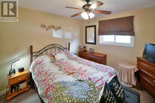 566 Dewan Street, Strathroy-Caradoc (Ne), ON - Indoor Photo Showing Bedroom