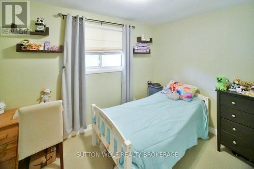 566 Dewan Street, Strathroy-Caradoc (Ne), ON - Indoor Photo Showing Bedroom