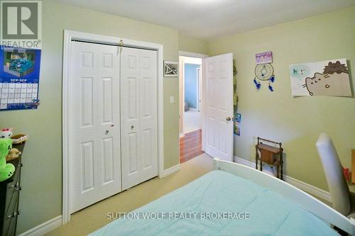 566 Dewan Street, Strathroy-Caradoc (Ne), ON - Indoor Photo Showing Bedroom