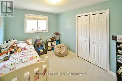 566 Dewan Street, Strathroy-Caradoc (Ne), ON - Indoor Photo Showing Bedroom