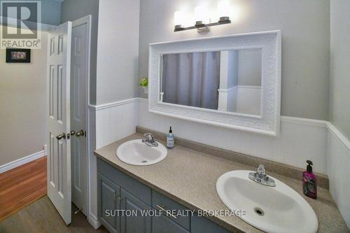 566 Dewan Street, Strathroy-Caradoc (Ne), ON - Indoor Photo Showing Bathroom