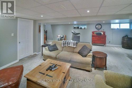 566 Dewan Street, Strathroy-Caradoc (Ne), ON - Indoor Photo Showing Other Room