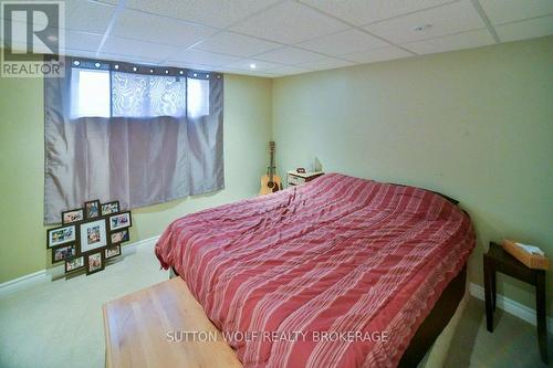 566 Dewan Street, Strathroy-Caradoc (Ne), ON - Indoor Photo Showing Bedroom