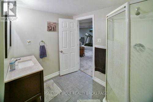 566 Dewan Street, Strathroy-Caradoc (Ne), ON - Indoor Photo Showing Bathroom