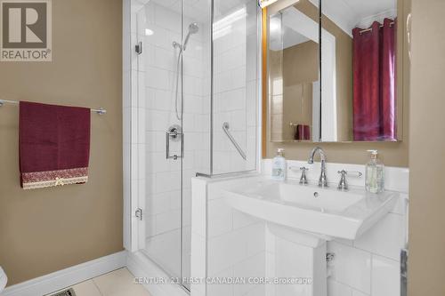 43 Camden Place, London, ON - Indoor Photo Showing Bathroom