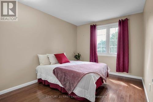 43 Camden Place, London, ON - Indoor Photo Showing Bedroom