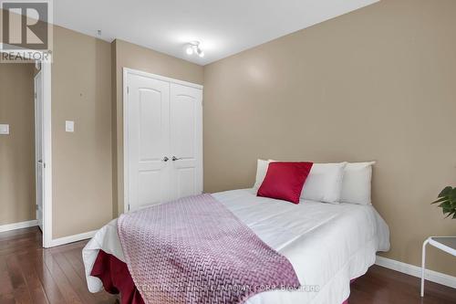 43 Camden Place, London, ON - Indoor Photo Showing Bedroom