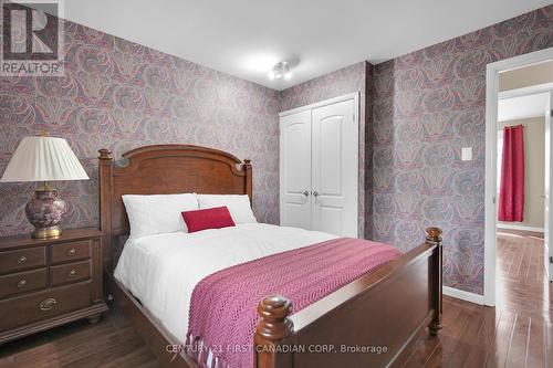 43 Camden Place, London, ON - Indoor Photo Showing Bedroom