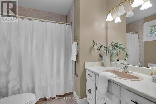 43 Camden Place, London, ON - Indoor Photo Showing Bathroom