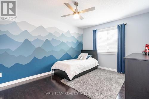 27 Marilyn Avenue S, Wasaga Beach, ON - Indoor Photo Showing Bedroom