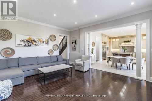 729 Queensway W, Mississauga, ON - Indoor Photo Showing Living Room