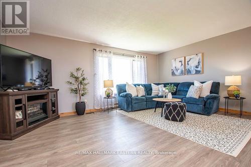 5 Cedar Tree Lane, Kawartha Lakes (Bobcaygeon), ON - Indoor Photo Showing Living Room