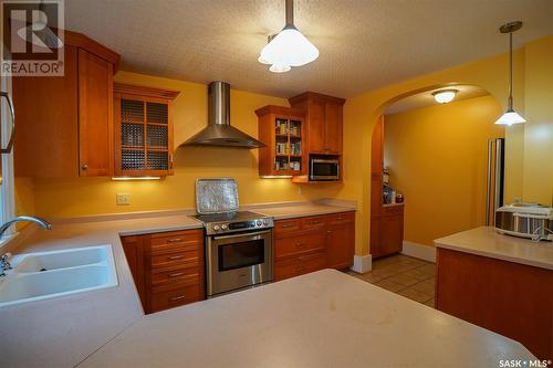 719 9Th Avenue N, Saskatoon, SK - Indoor Photo Showing Kitchen With Double Sink