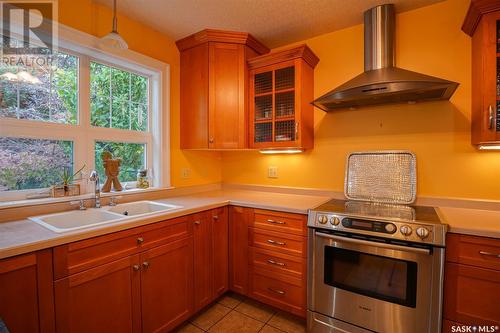 719 9Th Avenue N, Saskatoon, SK - Indoor Photo Showing Kitchen With Double Sink