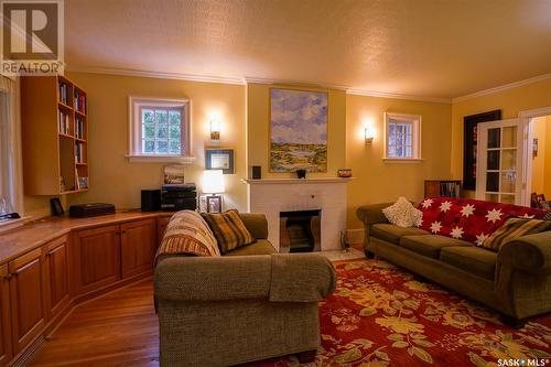 719 9Th Avenue N, Saskatoon, SK - Indoor Photo Showing Living Room With Fireplace