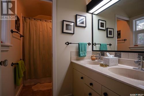 719 9Th Avenue N, Saskatoon, SK - Indoor Photo Showing Bathroom